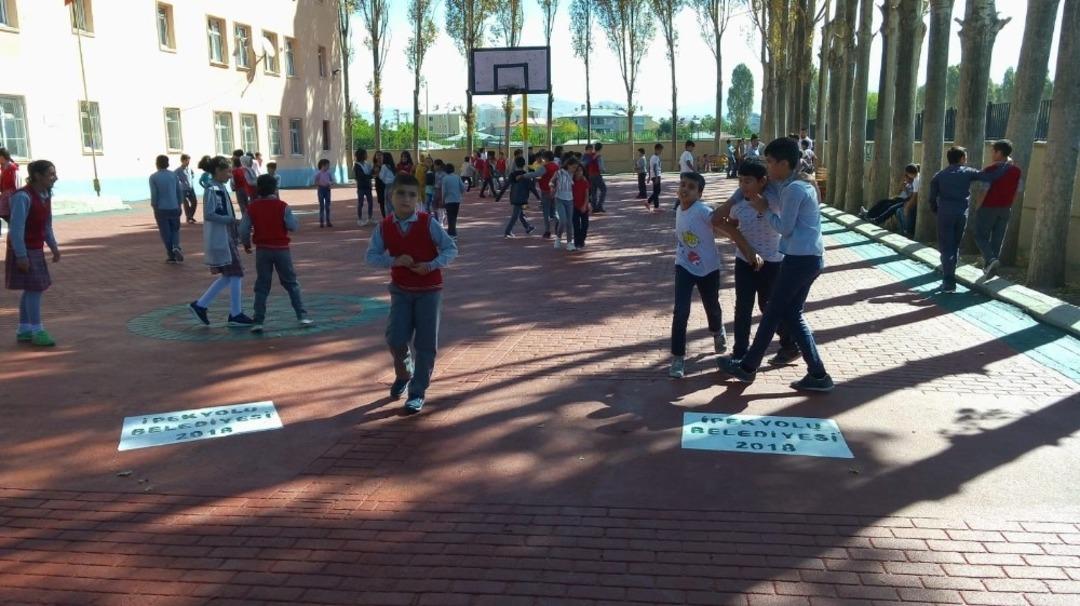 İpekyolu&rsquo;nda okullar asfaltlarla renkleniyor