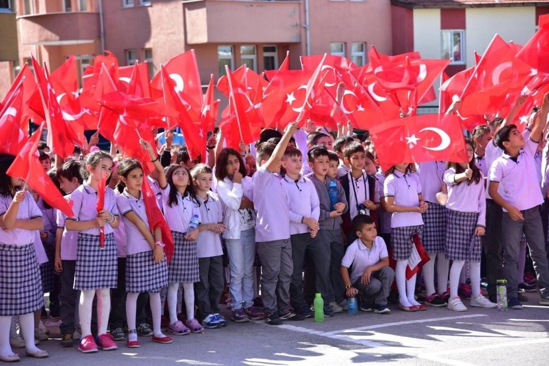 Miniklerin &rsquo;Hep Seninleyiz T&uuml;rkiye&rsquo; marşıyla yaptıkları g&ouml;steri b&uuml;y&uuml;k beğeni topladı