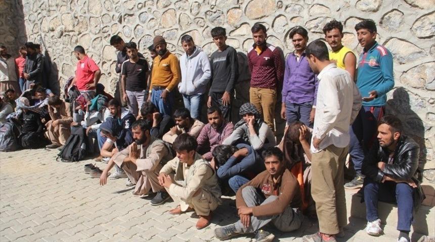 Yol kontrol noktalarında yaya ge&ccedil;meye &ccedil;alışan 199 ka&ccedil;ak  g&ouml;&ccedil;men yakalandı