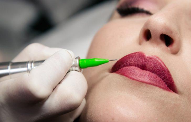 Bu Yılın Bir Başka Modası Dudak Kont&uuml;r&uuml; Nasıl Yapılıyor?