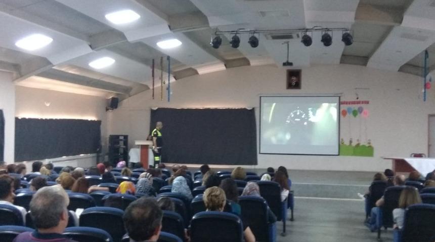 Polis ekiplerinden öğretmenlere trafik eğitimi