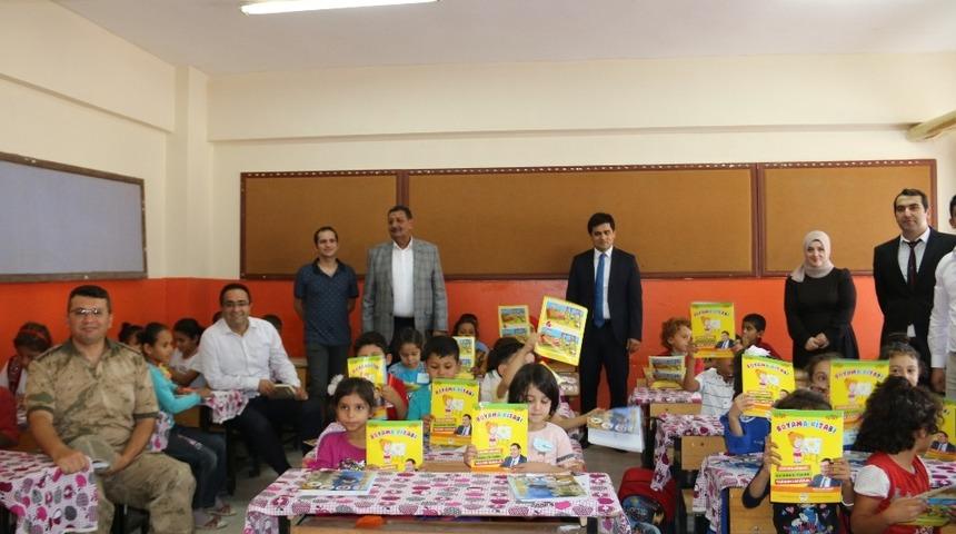 &Ouml;zyavuz, eğitim ve &ouml;ğretim yılının ilk g&uuml;n&uuml;nde &ouml;ğrencilere hediyeler dağıttı