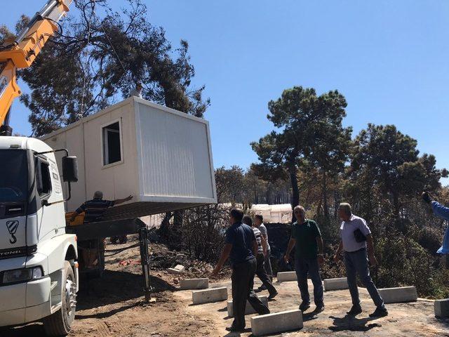 Kumluca’daki yangında evi yanan iki aileye konteyner ev verildi