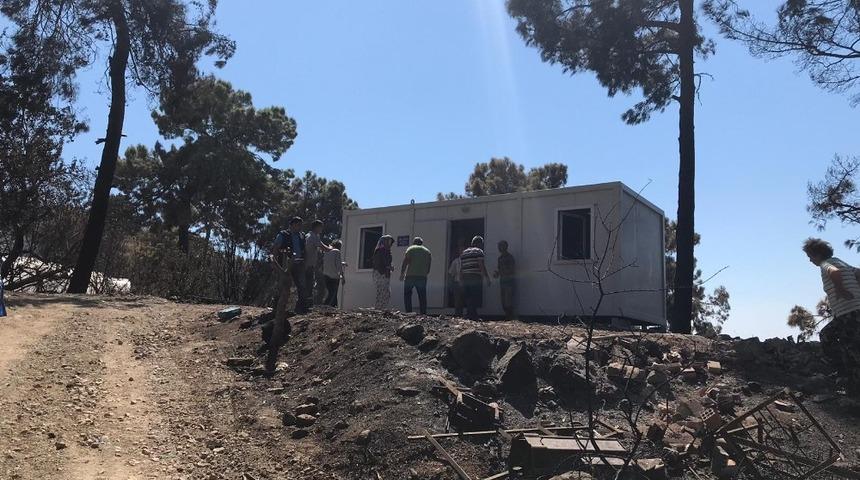 Kumluca’daki yangında evi yanan iki aileye konteyner ev verildi
