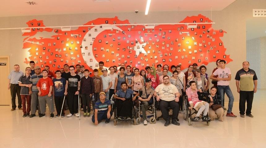 Engelli &ouml;ğrenciler 15 Temmuz M&uuml;zesi&rsquo;ni ziyaret etti