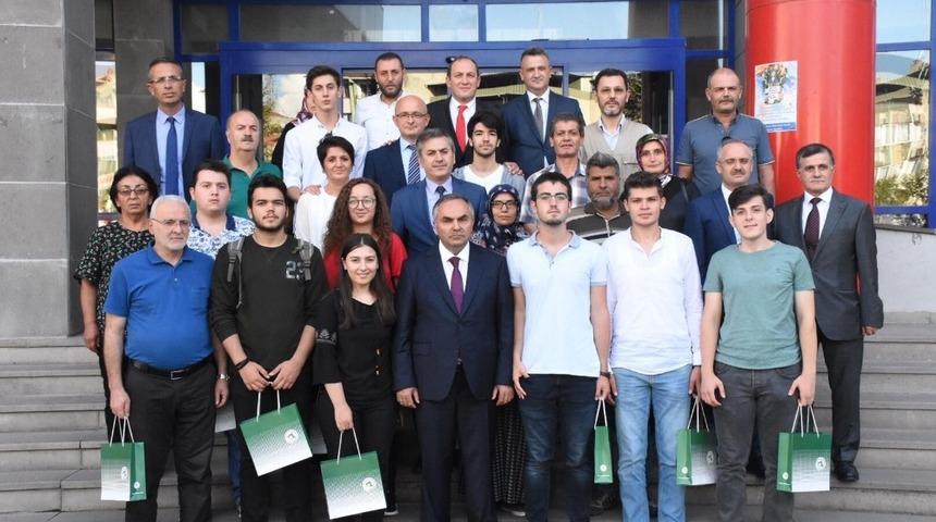 Başkan Ay, dereceye giren &ouml;ğrencileri tebrik etti