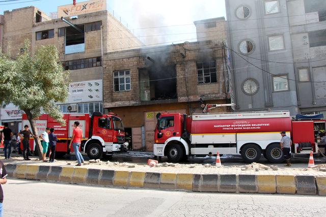 Gaziantep'te iş yeri yangını; 2 işçi dumandan etkilendi