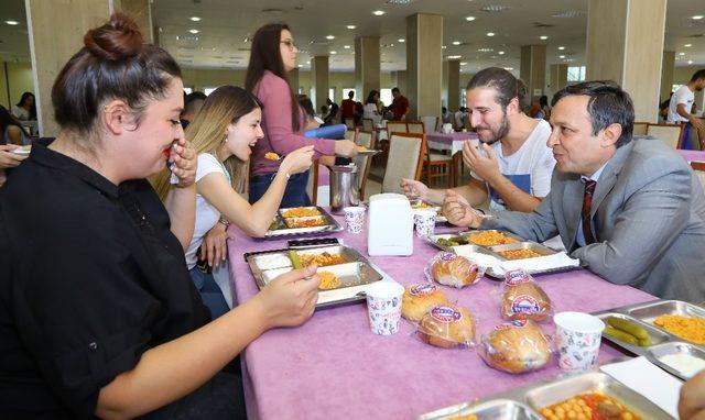 ERÜ Rektörü Çalış, Rektör Olarak Yemekhanedeki İlk Yemeğini Öğrencilerle Birlikte Yedi