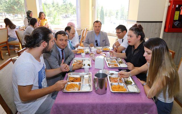 ERÜ Rektörü Çalış, Rektör Olarak Yemekhanedeki İlk Yemeğini Öğrencilerle Birlikte Yedi