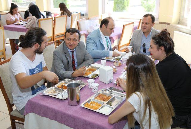 ERÜ Rektörü Çalış, Rektör Olarak Yemekhanedeki İlk Yemeğini Öğrencilerle Birlikte Yedi