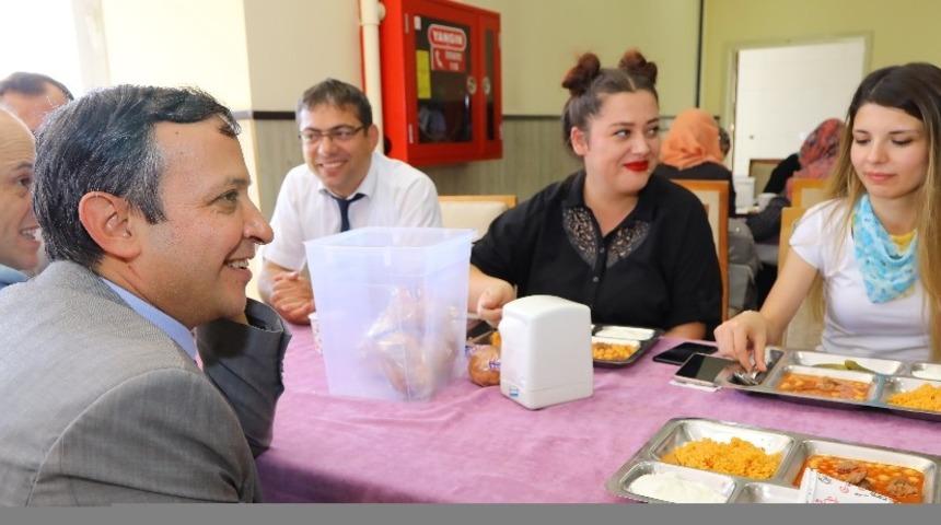 ER&Uuml; Rekt&ouml;r&uuml; &Ccedil;alış, Rekt&ouml;r Olarak Yemekhanedeki İlk Yemeğini &Ouml;ğrencilerle Birlikte Yedi