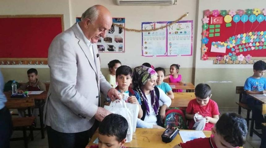 Başkan Seyfi Dingil&rsquo;den &ouml;ğrencilere kırtasiye desteği