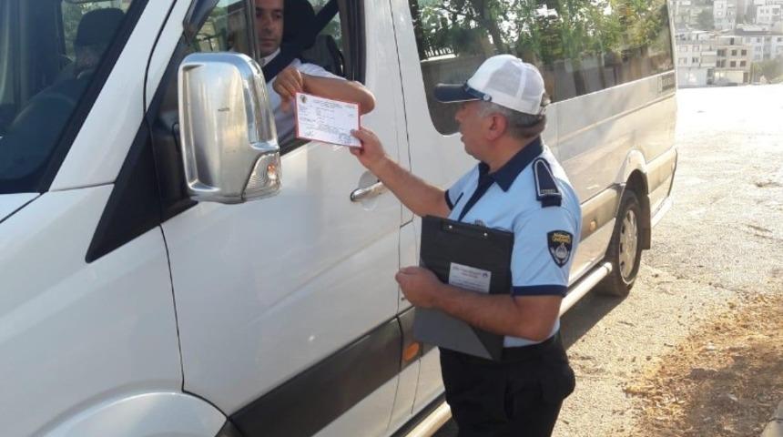 Zabıtalar okul servislerini denetliyor