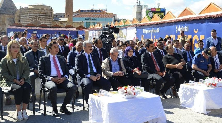 Ahilik Haftasında kitap fuarı a&ccedil;ıldı