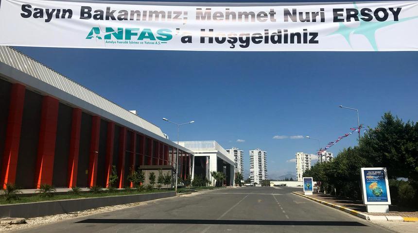 Antalya'da skandal! Yanlış yere g&ouml;t&uuml;r&uuml;ld&uuml;ğ&uuml;n&uuml; anlayan Bakan konvoyun yolunu değiştirdi