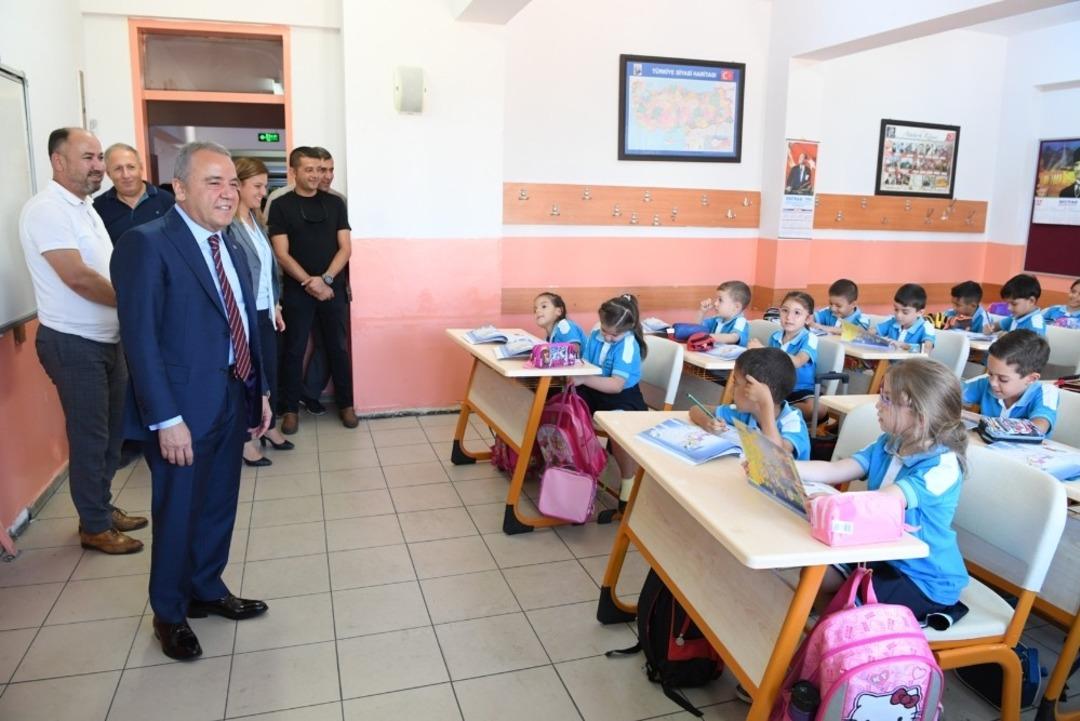 Başkan B&ouml;cek, b&ouml;lgesindeki okulları ziyaret etti