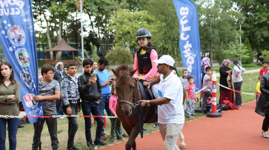 Çocuklar, Atatürk Orman Parkı’nda ata bindi