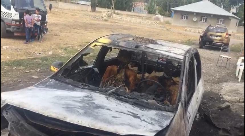 Ağrı&rsquo;da 2 taksi kundaklandı