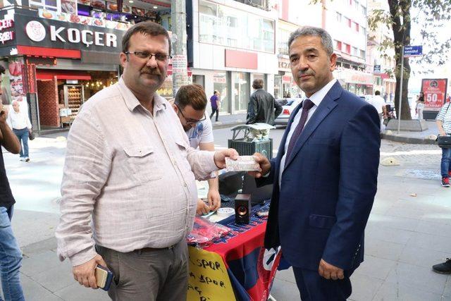 Zonguldak Kömürspor’a katkı için stand açıp bilet sattılar