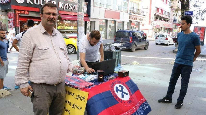 Zonguldak K&ouml;m&uuml;rspor&rsquo;a katkı i&ccedil;in stand a&ccedil;ıp bilet sattılar