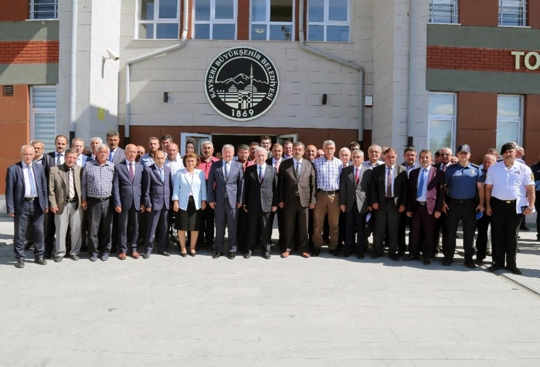 Vali Kam&ccedil;ı Tomarza&rsquo;da mahalle muhtarlarıyla bir araya geldi