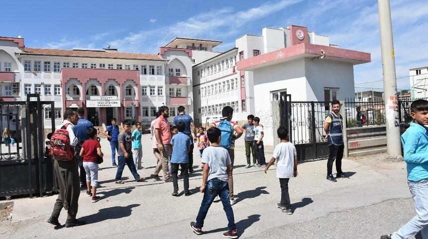 Kahta polisi okul &ouml;nlerinde adeta kuş u&ccedil;urtmuyor