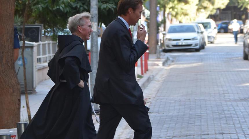 Kimse kim olduğunu öğrenemedi! Rahip Brunson'un gizemli ziyaretçisi