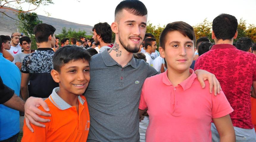 '01 Adana' dizi oyuncuları İzmir'de gen&ccedil;lerle buluştu