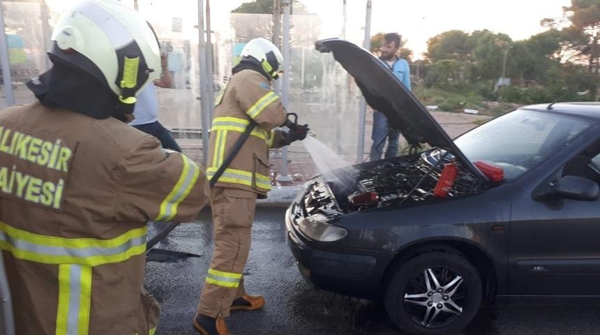 Alev alan otomobili itfaiye ekipleri s&ouml;nd&uuml;rd&uuml;