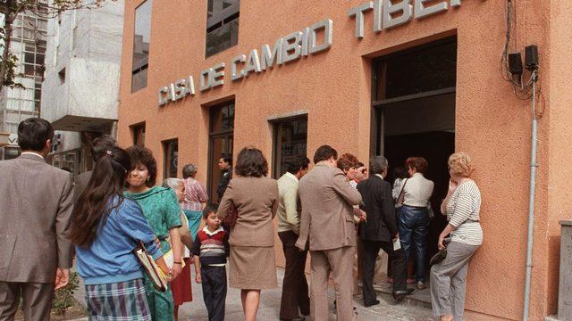 1987'de dolar almak için banka önünde kuyruğa giren Meksikalılar