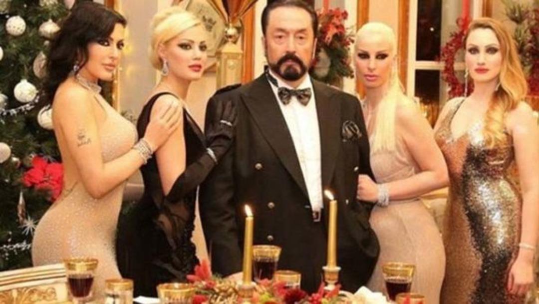 Adnan Oktar'ın kediciği bir kez daha konuştu! Şaşkına &ccedil;eviren kumanda detayı 