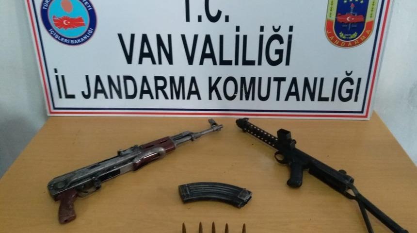 &Ouml;zalp&rsquo;ta PKK&rsquo;lı ter&ouml;ristlere ait silah ve m&uuml;himmat ele ge&ccedil;irildi