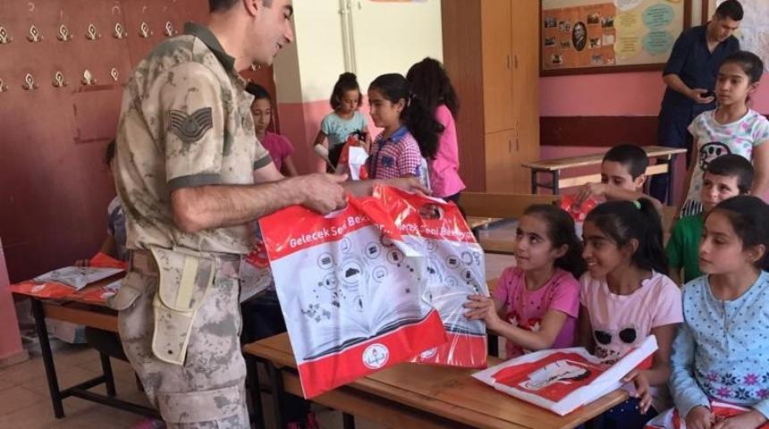 Jandarma &ouml;ğrencileri yalnız bırakmadı