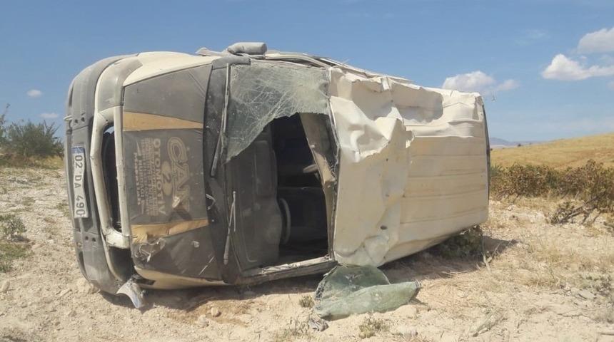 Besni&rsquo;de minib&uuml;s takla attı: 1 Yaralı