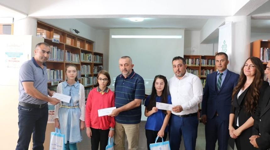 Gediz’de en çok kitap okuyan öğrenciler ödüllendirildi