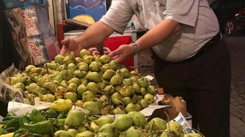 Zınnar&rsquo;ın organik armudu tezgahtaki yerini aldı