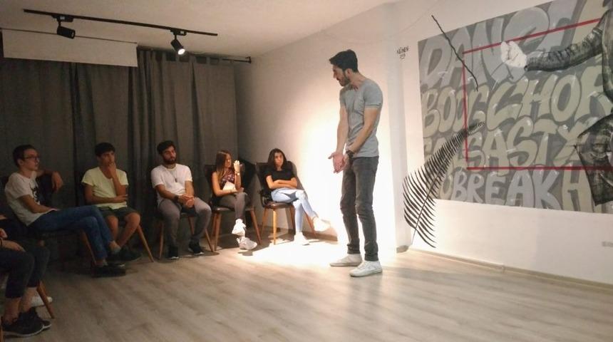 Oyuncu &Ccedil;ağrı &Ouml;zt&uuml;rk İzmir&rsquo;de oyuncu adayları yetiştiriyor