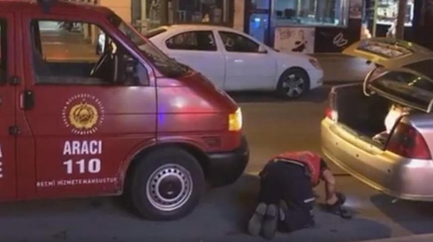 Otomobil’in içine kaçan kediyi itfaiye kurtardı