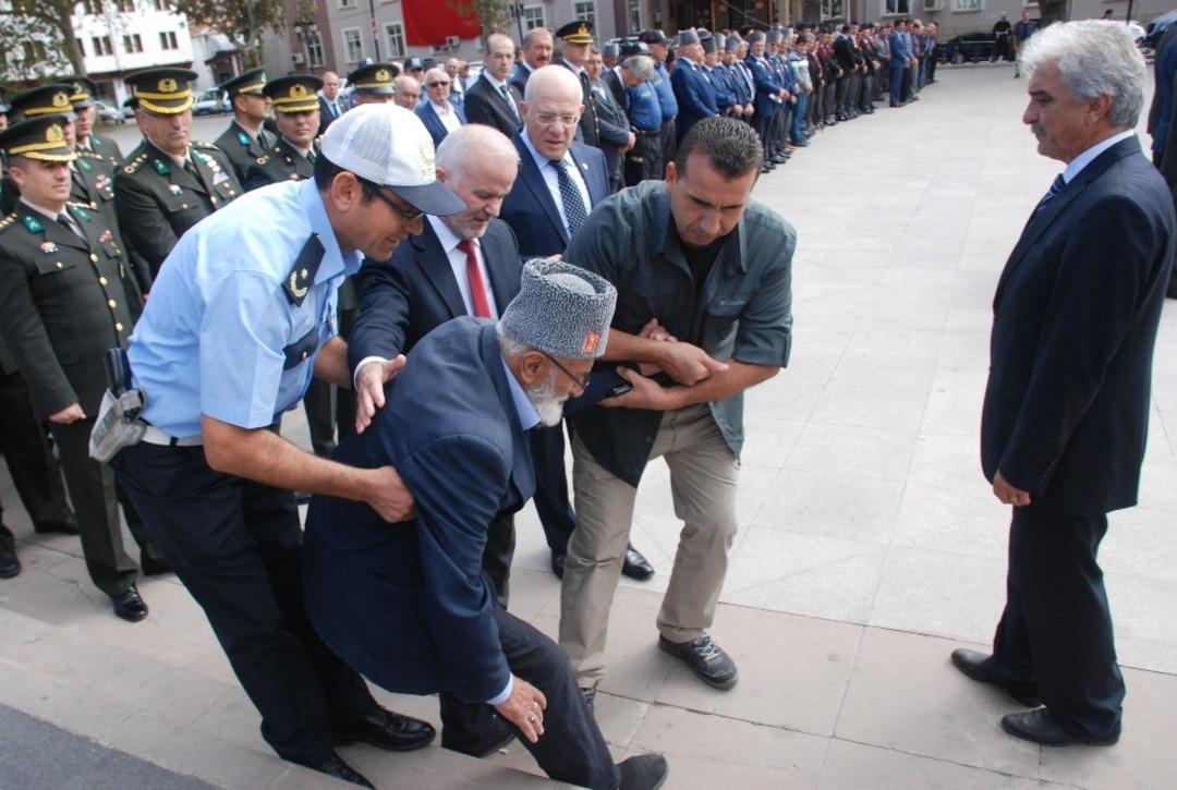 88 yaşındaki Kore Gazisi, t&ouml;rende rahatsızlanınca polis otosu ile evine g&ouml;t&uuml;r&uuml;ld&uuml;