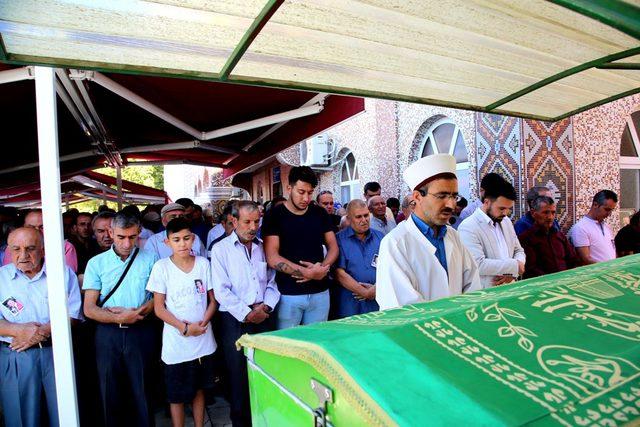 Afyonkarahisar'daki yolcu otobüsü kazasında ölen sürücünün cenazesi defnedildi