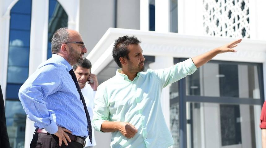 Başkan Üzülmez, yeni hizmet binasını inceledi