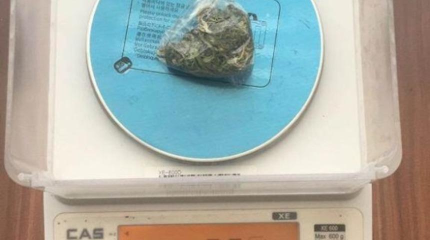 Emniyetten okul &ouml;nlerinde uyuşturucu operasyonu