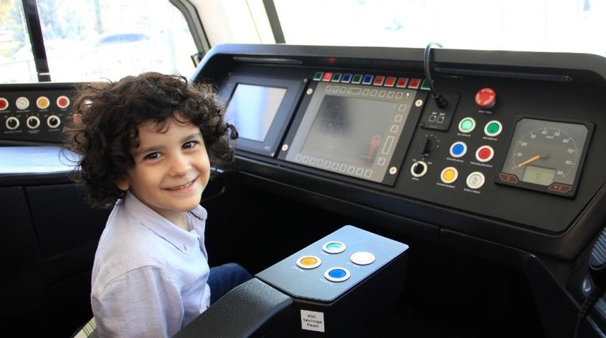 Tramvay aşığı küçük Ali Osman’a sürpriz doğum günü hediyesi