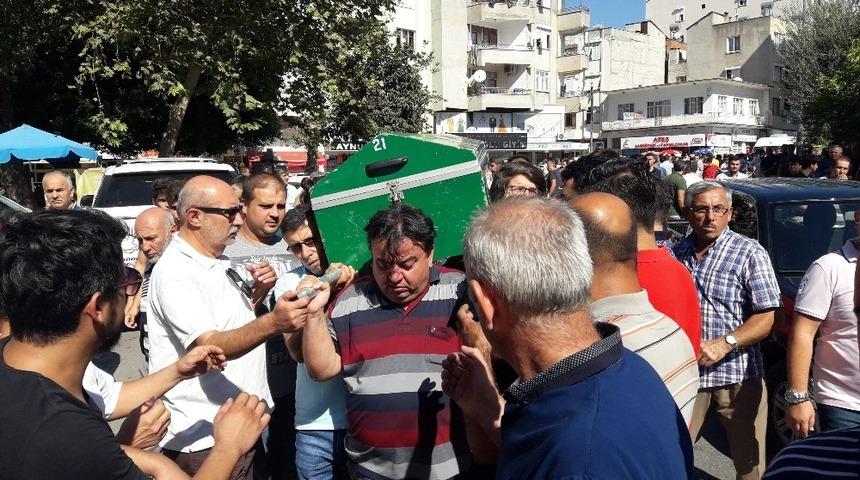 Kaza kurbanı &uuml;niversite &ouml;ğrencisi g&ouml;zyaşları arasında toprağa verildi