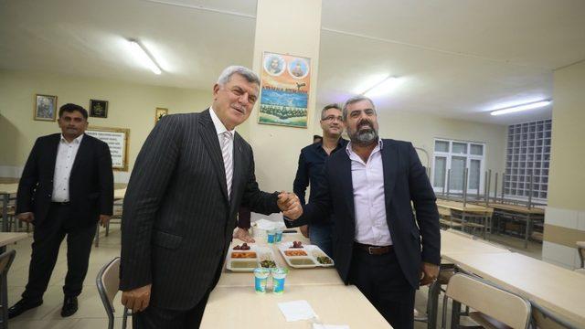 Muharrem ayı orucunu Körfez Cem Evi’nde açtı