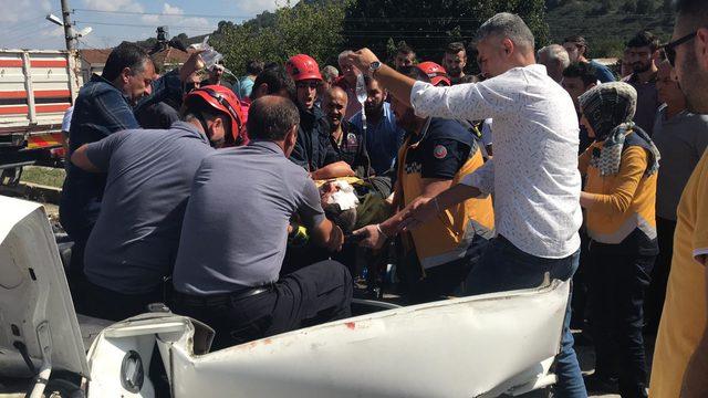 Arıza yapan kamyona çarpan otomobildeki 2 kişi yaralandı