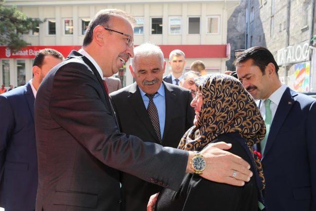 Vali Aktaş ve Belediye Başkanı Seçen, esnaflara karanfil dağıttı