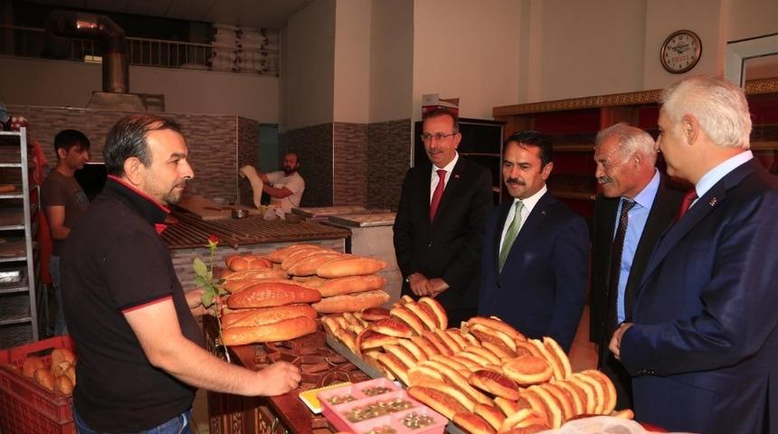 Vali Aktaş ve Belediye Başkanı Se&ccedil;en, esnaflara karanfil dağıttı