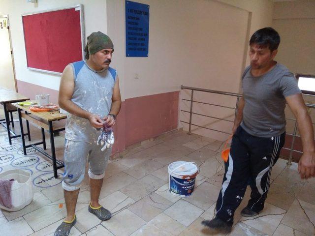 Rize’de öğretmenler okul duvarlarını boyadı