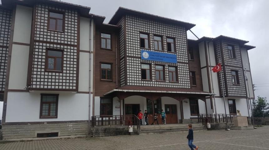 Rize&rsquo;de &ouml;ğretmenler okul duvarlarını boyadı